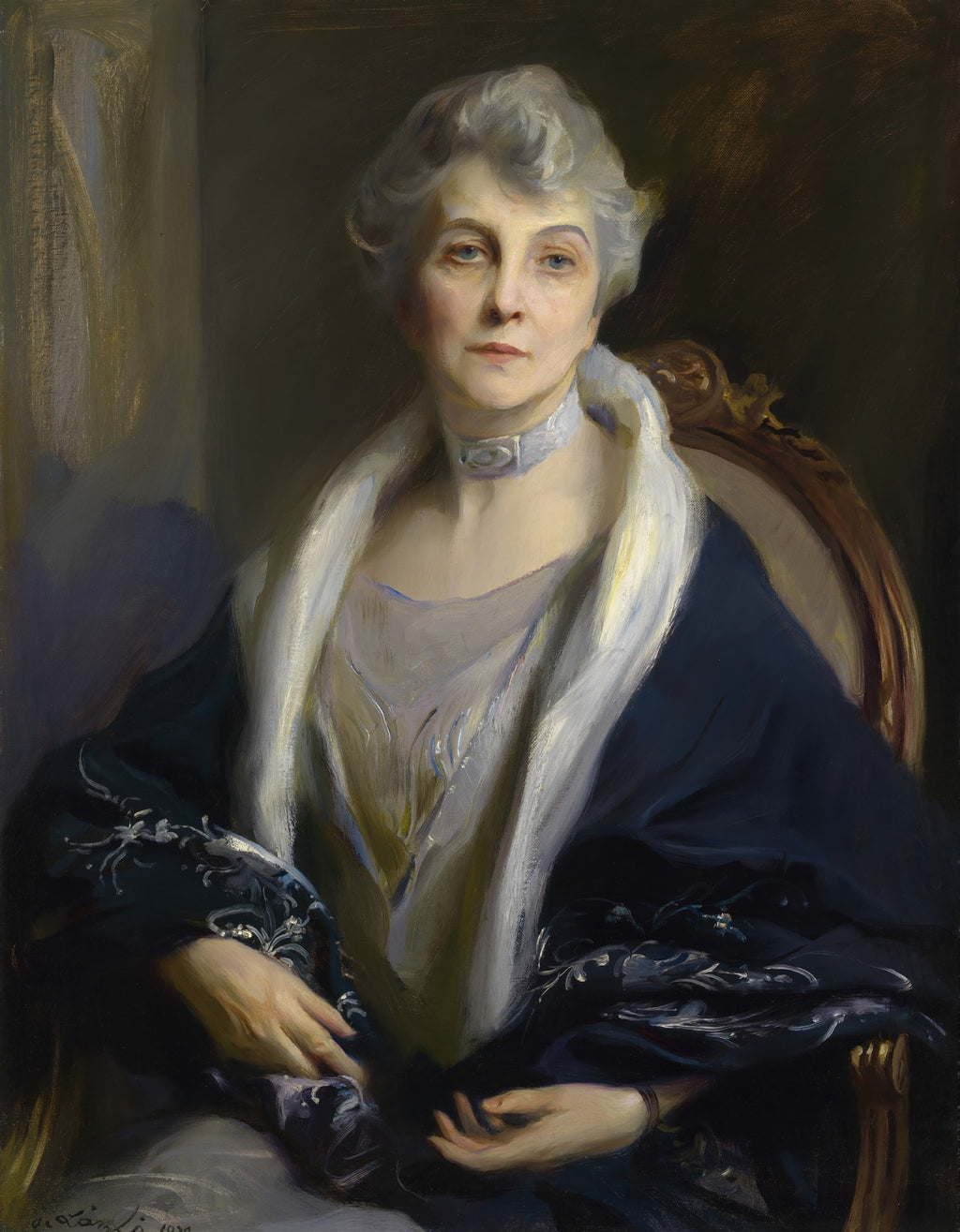 Retrato a óleo de uma senhora idosa com cabelos grisalhos e olhar sereno, vestindo um robe azul escuro com detalhes bordados e um xale branco. A imagem é atribuída a Philip Alexius de László.