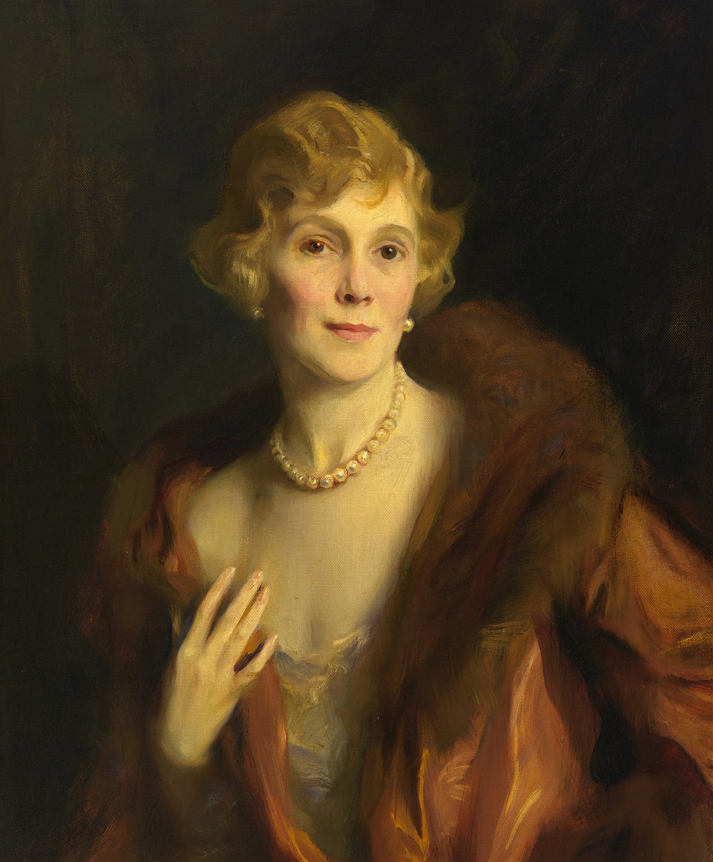 Retrato a óleo de uma mulher de meia-idade com cabelos loiros curtos, colar de pérolas e um casaco de pele marrom-avermelhado. O fundo é escuro, e a luz incide sobre seu rosto e colo. A obra é atribuída a Philip Alexius de László.