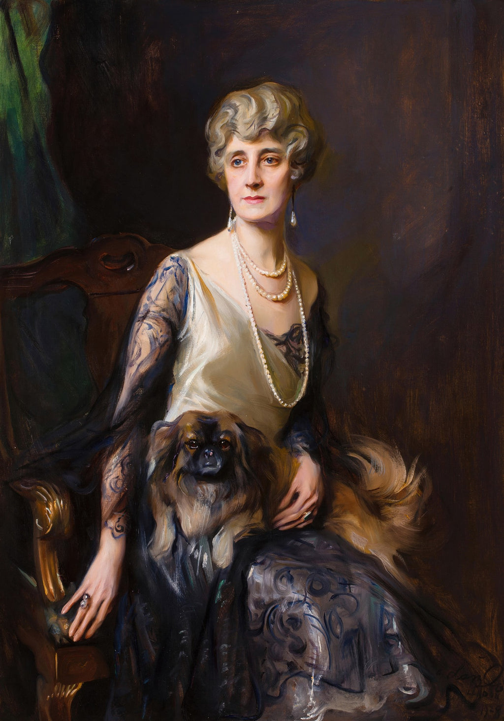 Retrato a óleo de uma senhora sentada, com cabelos loiros cacheados e um colar de pérolas, segurando um pequeno cão pequinês em seu colo. A senhora veste um vestido elegante e possui um semblante calmo. O fundo é escuro, com tons de verde e marrom.