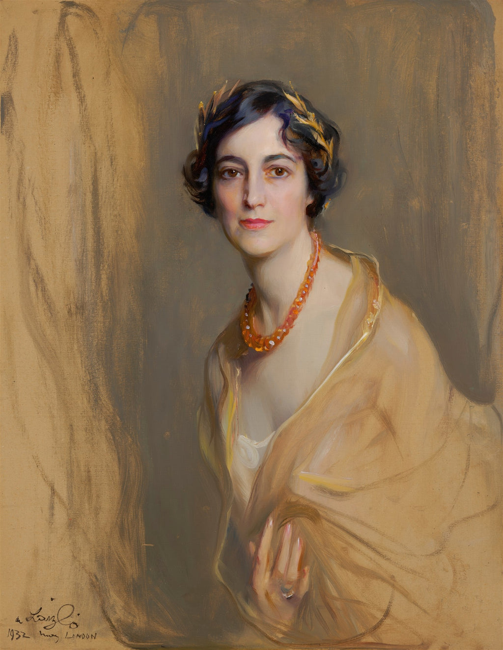 Retrato de uma mulher elegante com cabelo escuro e tiara dourada, colar de contas laranja e um xale dourado, pintado por Philip Alexius de László em 1932.