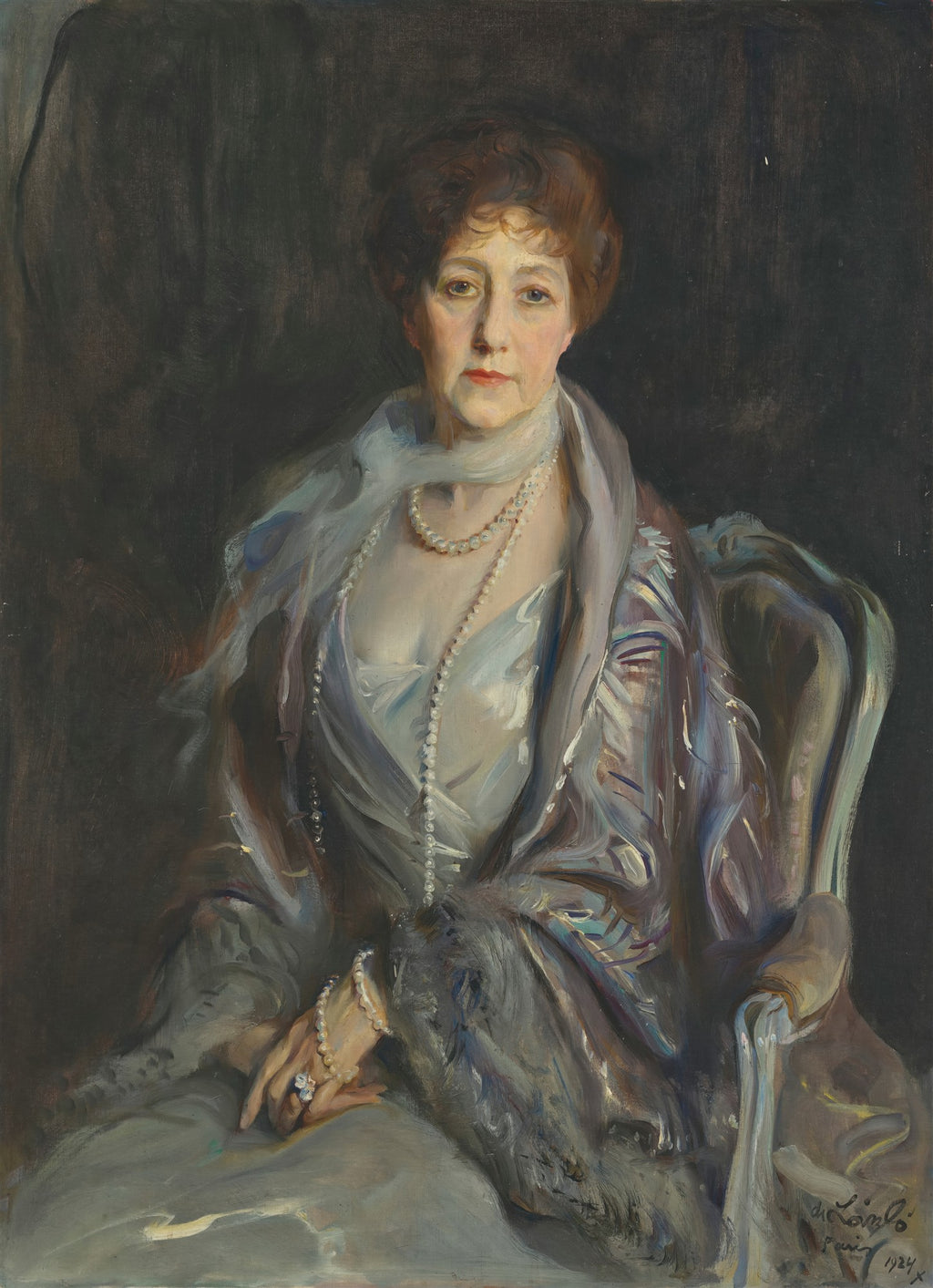 Retrato a óleo de uma senhora idosa com cabelos castanhos avermelhados, vestindo um vestido claro, um colar de pérolas e um xale suntuoso sobre os ombros, sentada em uma poltrona escura. A iluminação destaca seu rosto e as joias.