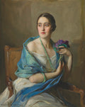 Retrato de uma mulher jovem e elegante, com cabelo escuro, usando um colar de contas verdes e um xale azul sobre um vestido branco, segurando flores violetas, sentada em uma cadeira de madeira, pintada por Philip Alexius de László.
