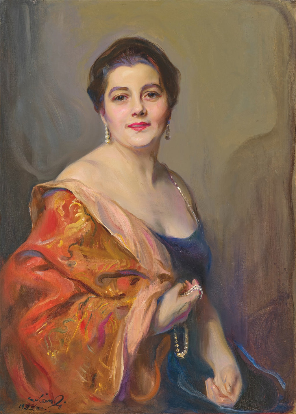Retrato em óleo de uma mulher de meia-idade com pele clara, lábios rosados, brincos de pérola e um xale vermelho e dourado, segurando um colar de pérolas. Atribuído a Philip Alexius de László, datado de 1933.