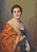 Retrato em óleo de uma mulher de meia-idade com pele clara, lábios rosados, brincos de pérola e um xale vermelho e dourado, segurando um colar de pérolas. Atribuído a Philip Alexius de László, datado de 1933.