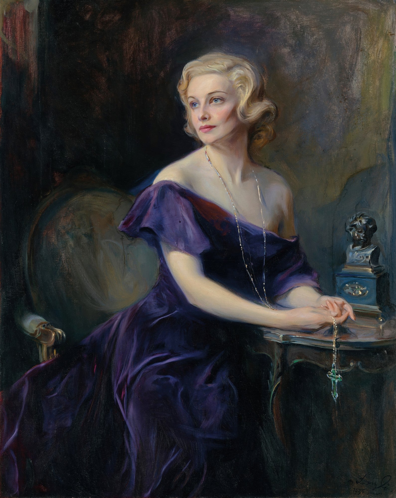 Retrato a óleo de Philip Alexius de László mostrando uma mulher loira de olhos azuis, vestindo um vestido roxo e segurando um rosário, sentada em uma cadeira elegante.