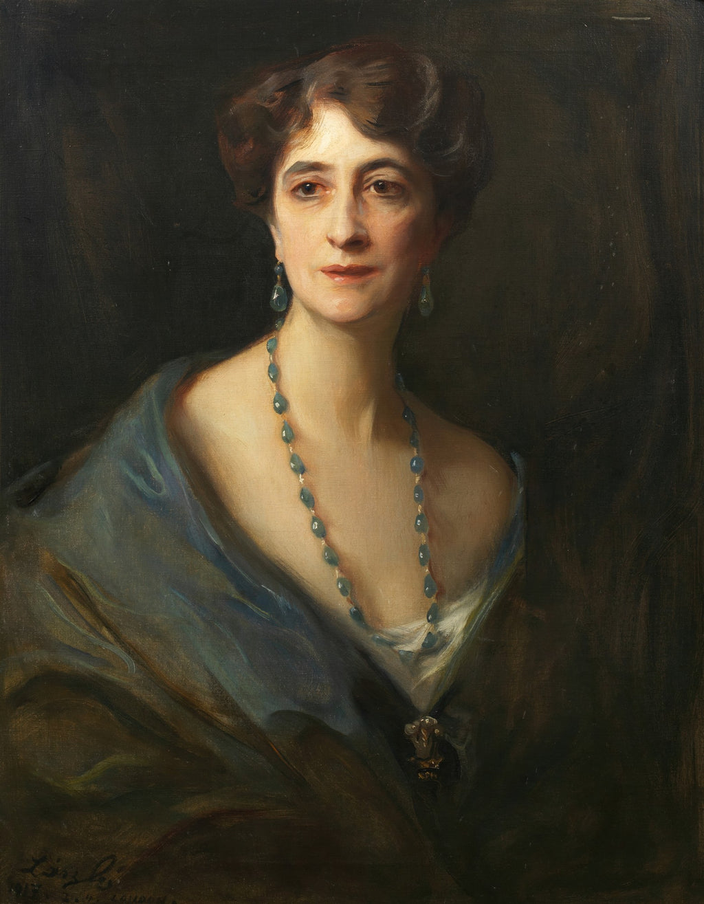 Retrato clássico de uma senhora de meia-idade, com cabelos castanhos, vestindo um manto azul e um colar de pedras azuis. A obra é atribuída a Philip Alexius de László.