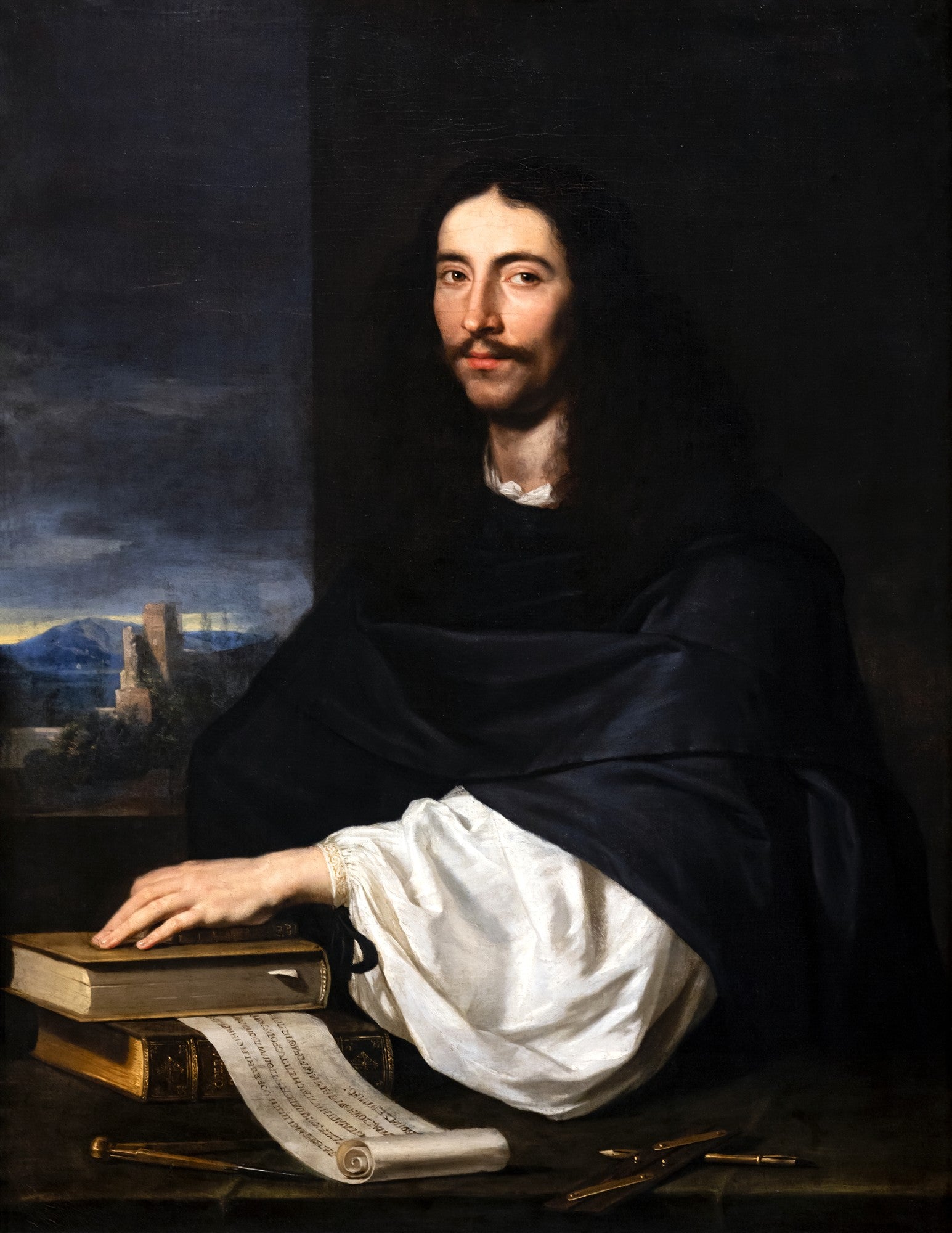 Retrato de um homem com longos cabelos escuros e bigode, vestindo roupas escuras e camisa branca, com a mão sobre livros e partituras, ao fundo uma paisagem com ruínas. Atribuído a Philippe de Champaigne.