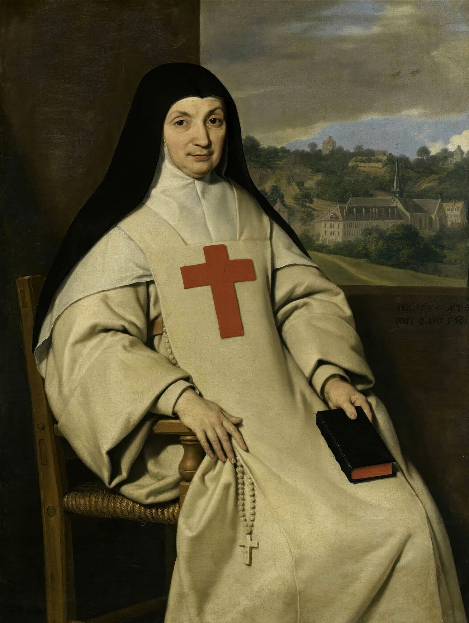 Retrato de uma monja sentada, vestindo hábito branco com uma grande cruz vermelha no peito, segurando um livro preto. Ao fundo, uma paisagem com um mosteiro.