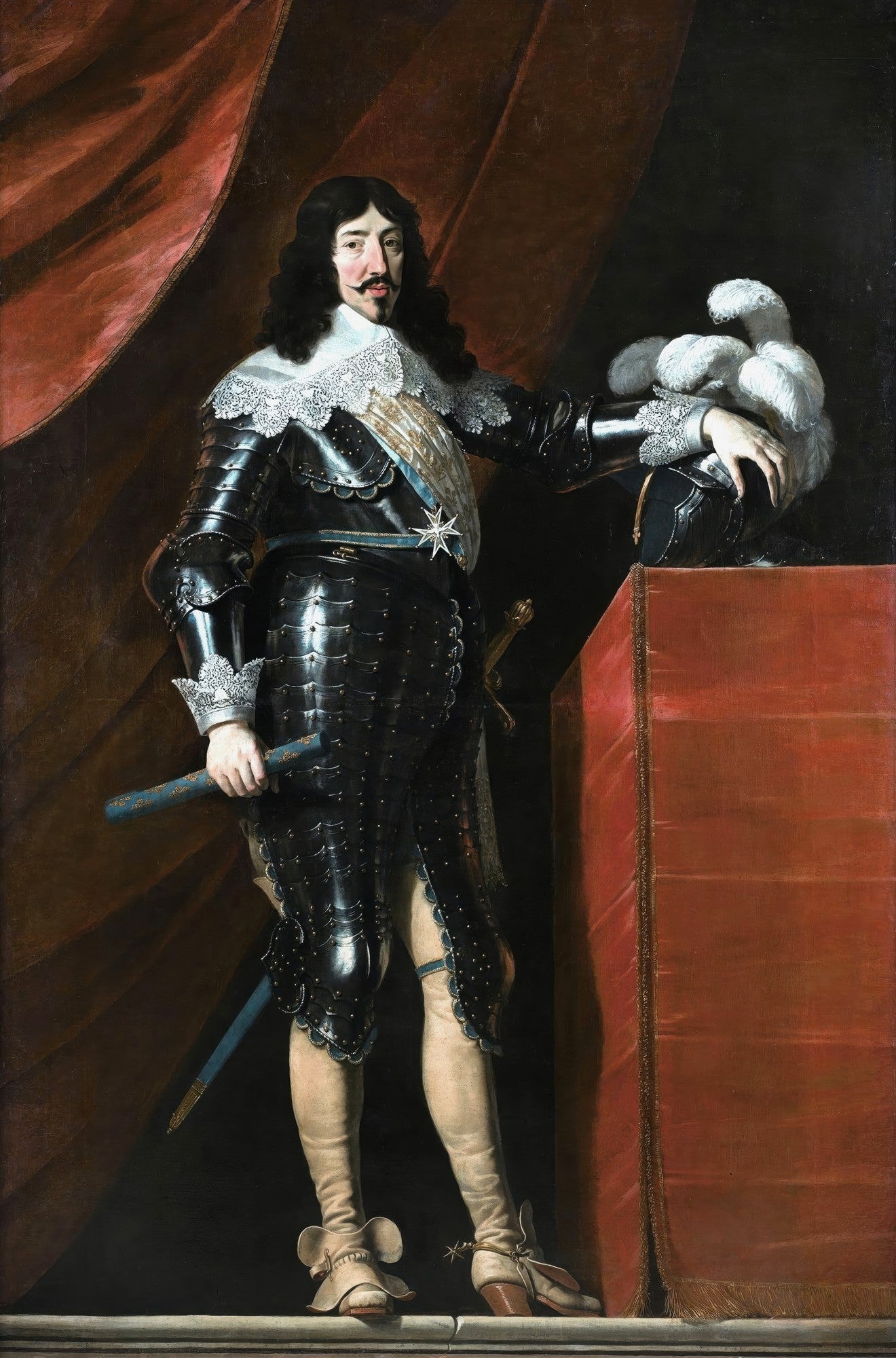Retrato em corpo inteiro de um nobre francês do século XVII, vestindo armadura preta e peruca escura, com um olhar altivo. Cortinas vermelhas e fundo escuro.