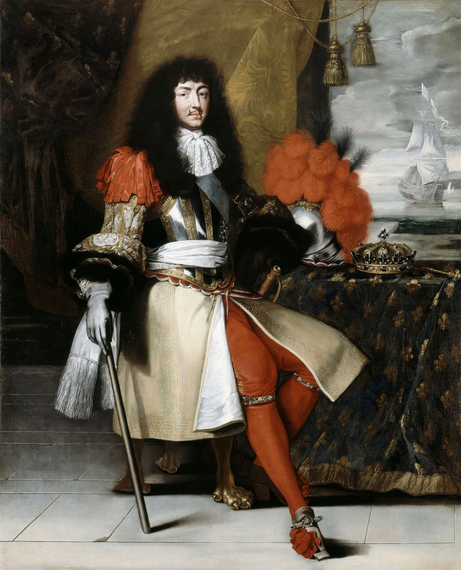 Retrato de Luís XIV, Rei da França, jovem, com peruca escura, vestido com armadura e roupas reais, segurando um bastão, com coroa e capacete ao lado, em estilo barroco.