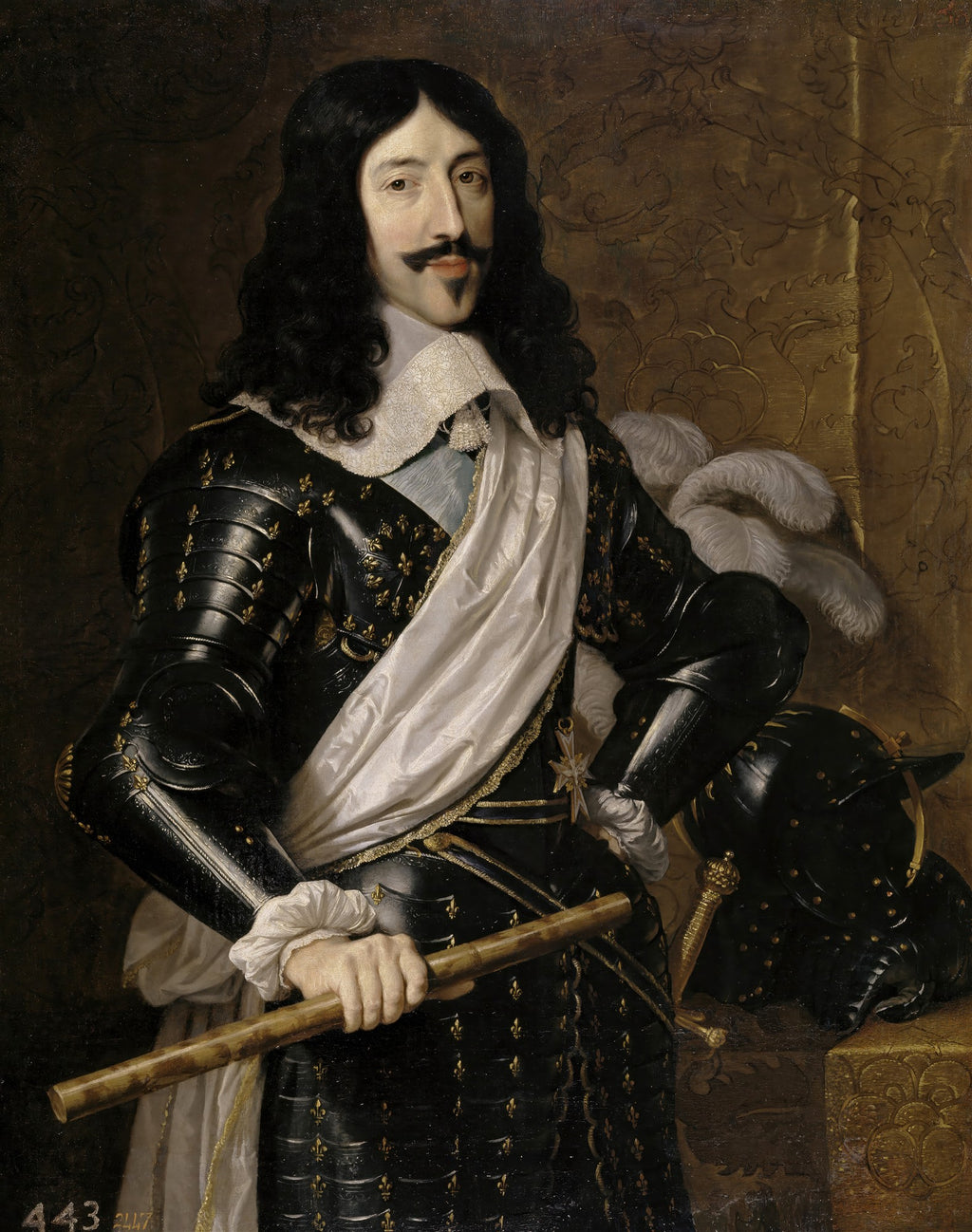 Retrato de Luís XIII, Rei da França, em armadura preta e detalhes dourados, com manto branco e colar de renda, segurando um bastão. Pintura de Philippe de Champaigne.