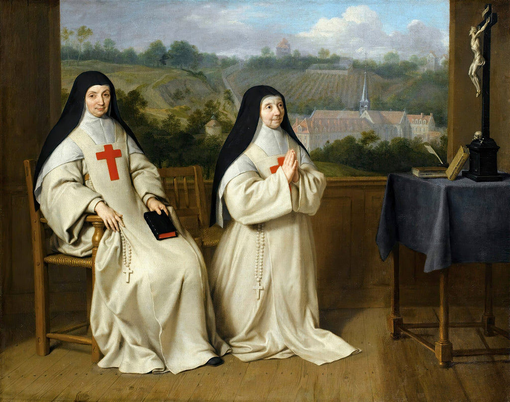 Duas freiras vestidas de branco e preto, com cruzes vermelhas, em um ambiente interno com vista para um mosteiro e paisagem montanhosa. A da esquerda sentada e a da direita ajoelhada em oração, com crucifixo e livros em uma mesa lateral.