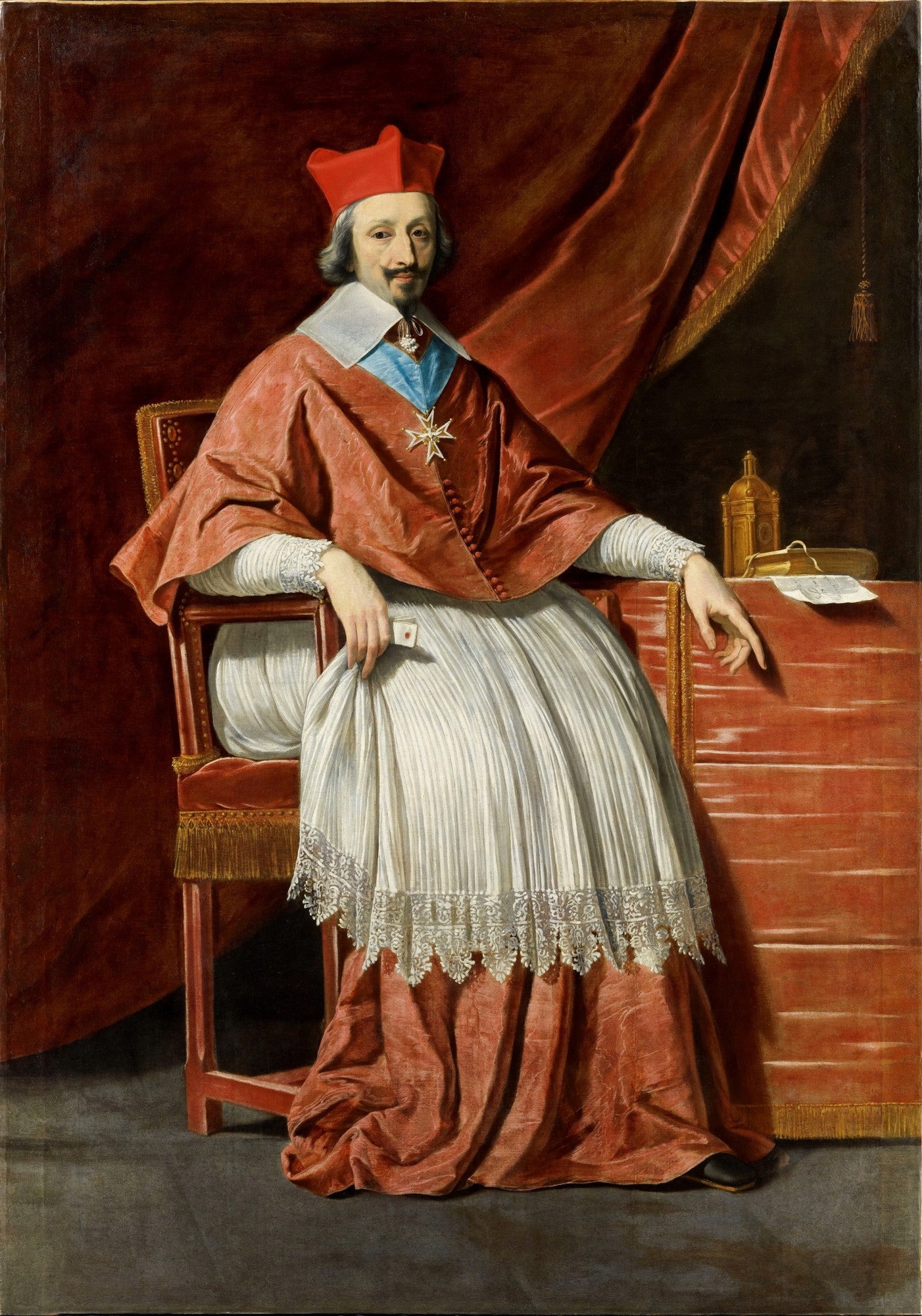 Retrato do Cardeal Richelieu, um homem sentado em uma cadeira, vestido com vestes eclesiásticas vermelhas, em um fundo escuro com cortinas vermelhas, pintado por Philippe de Champaigne