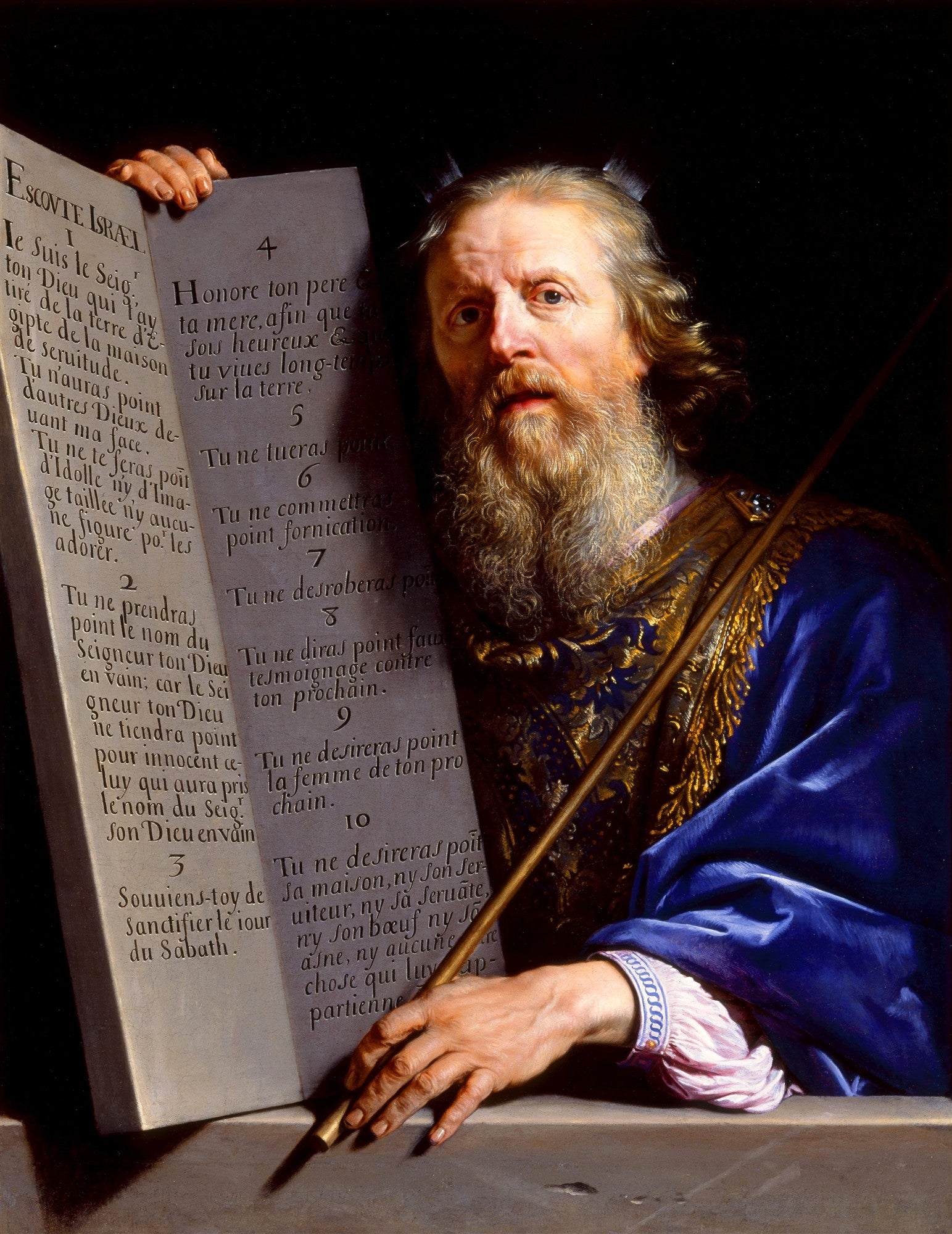 Quadro de Moisés segurando as tábuas dos Dez Mandamentos, pintado por Philippe de Champaigne, em tons de azul, dourado e marrom, com fundo escuro.