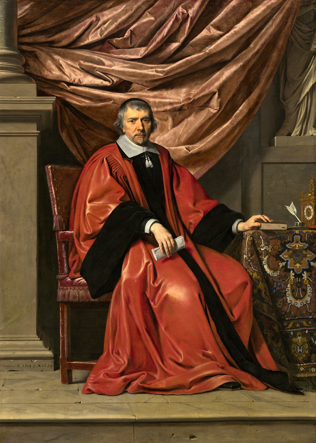 Retrato de um magistrado sentado, vestido com uma toga vermelha e preta, com um colarinho branco e um chapéu preto, em um ambiente formal com cortina e coluna, pintado por Philippe de Champaigne.