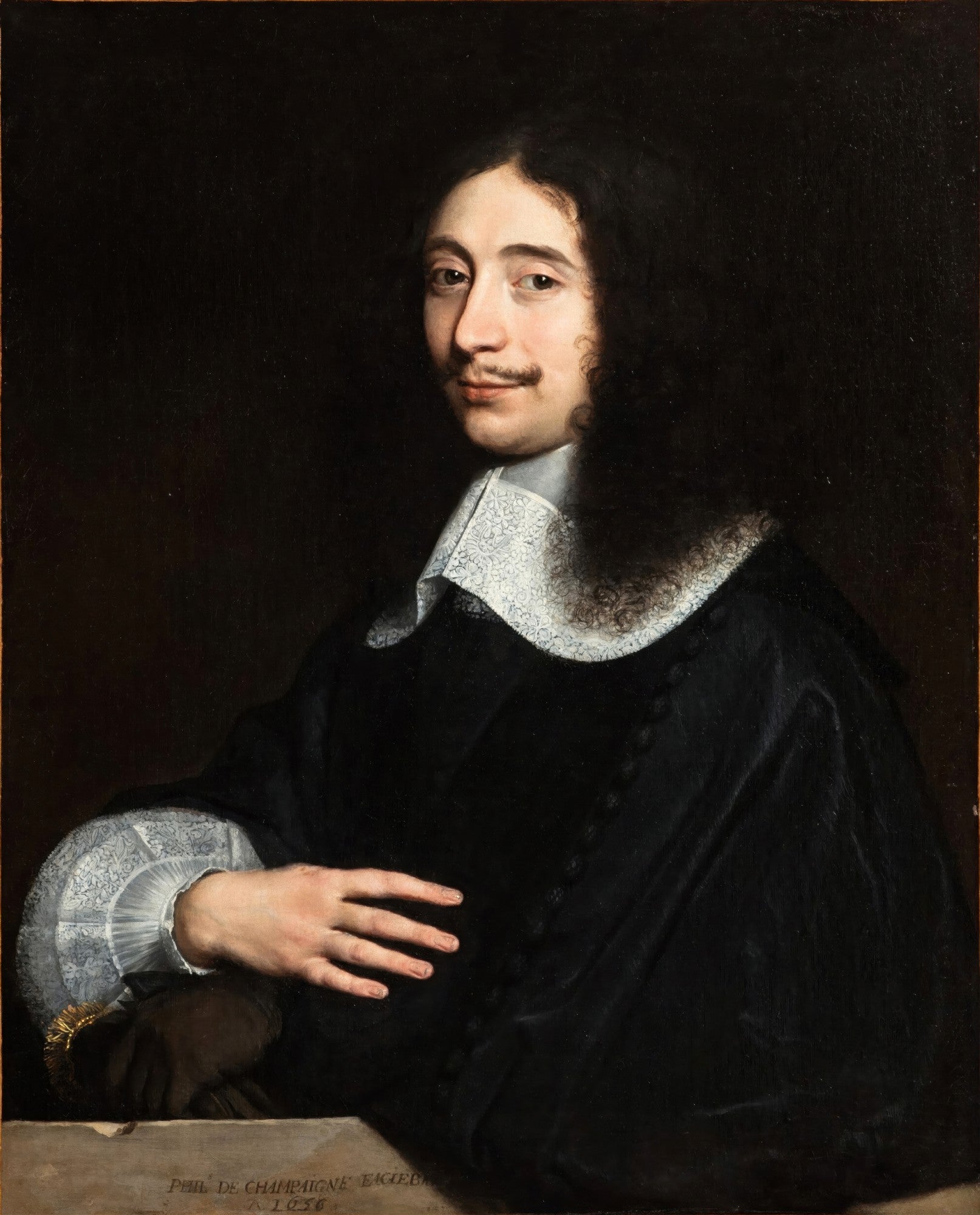Retrato de um homem com cabelos longos e escuros, bigode e cavanhaque, vestindo traje escuro com gola e punhos de renda branca. Fundo escuro. Pintura de Philippe de Champaigne.