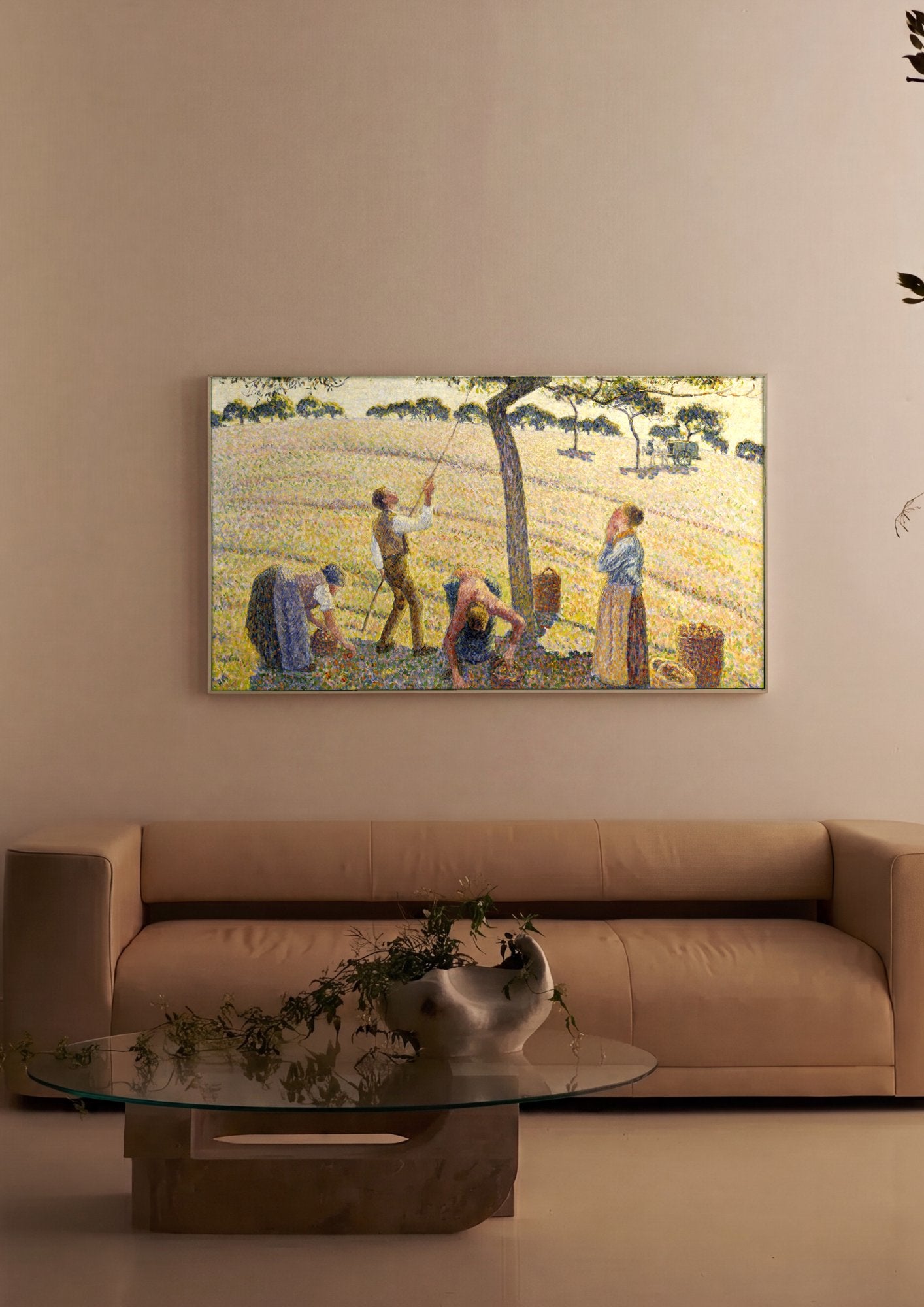 Quadro Decorativo A Colheita de Maçãs - Pissarro em ambiente decorado