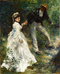 Obra 'A Caminhada' de Pierre-Auguste Renoir. Dois amantes passeando em meio à natureza exuberante, com a mulher vestindo um vestido branco elegante e o homem de terno escuro. A luz do sol filtra através das folhas verdes.