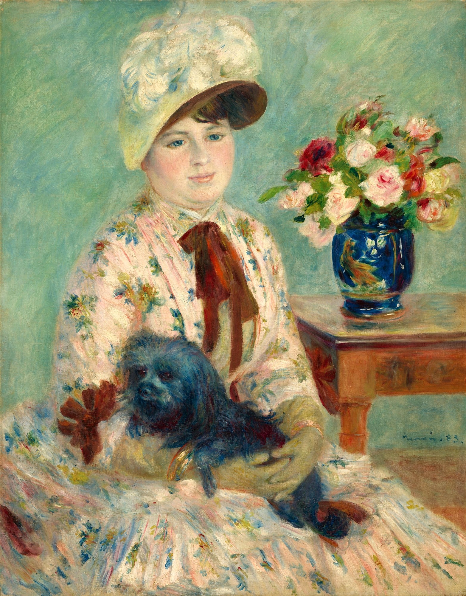 Retrato de uma jovem mulher sentada, com um chapéu branco adornado, segurando um cachorro escuro no colo. Ao seu lado direito, há um vaso azul com um buquê de rosas vermelhas e rosadas. O fundo é verde-azulado. A pintura é no estilo impressionista, com pinceladas soltas e cores vibrantes.