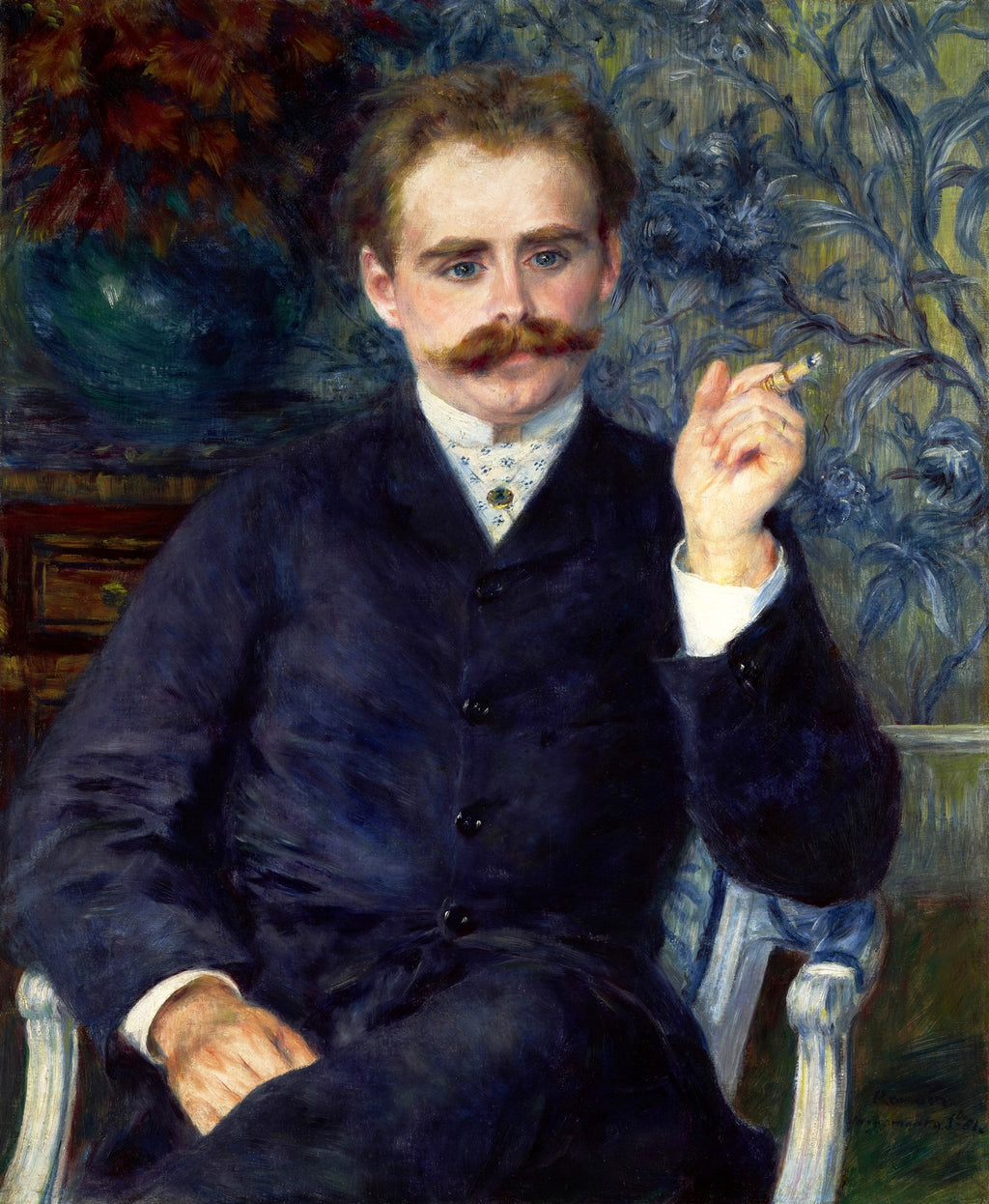 Retrato de um homem com bigode ruivo e terno escuro, segurando um charuto, pintado por Pierre-Auguste Renoir, em estilo impressionista. Fundo com folhagem azul escura e vaso avermelhado.