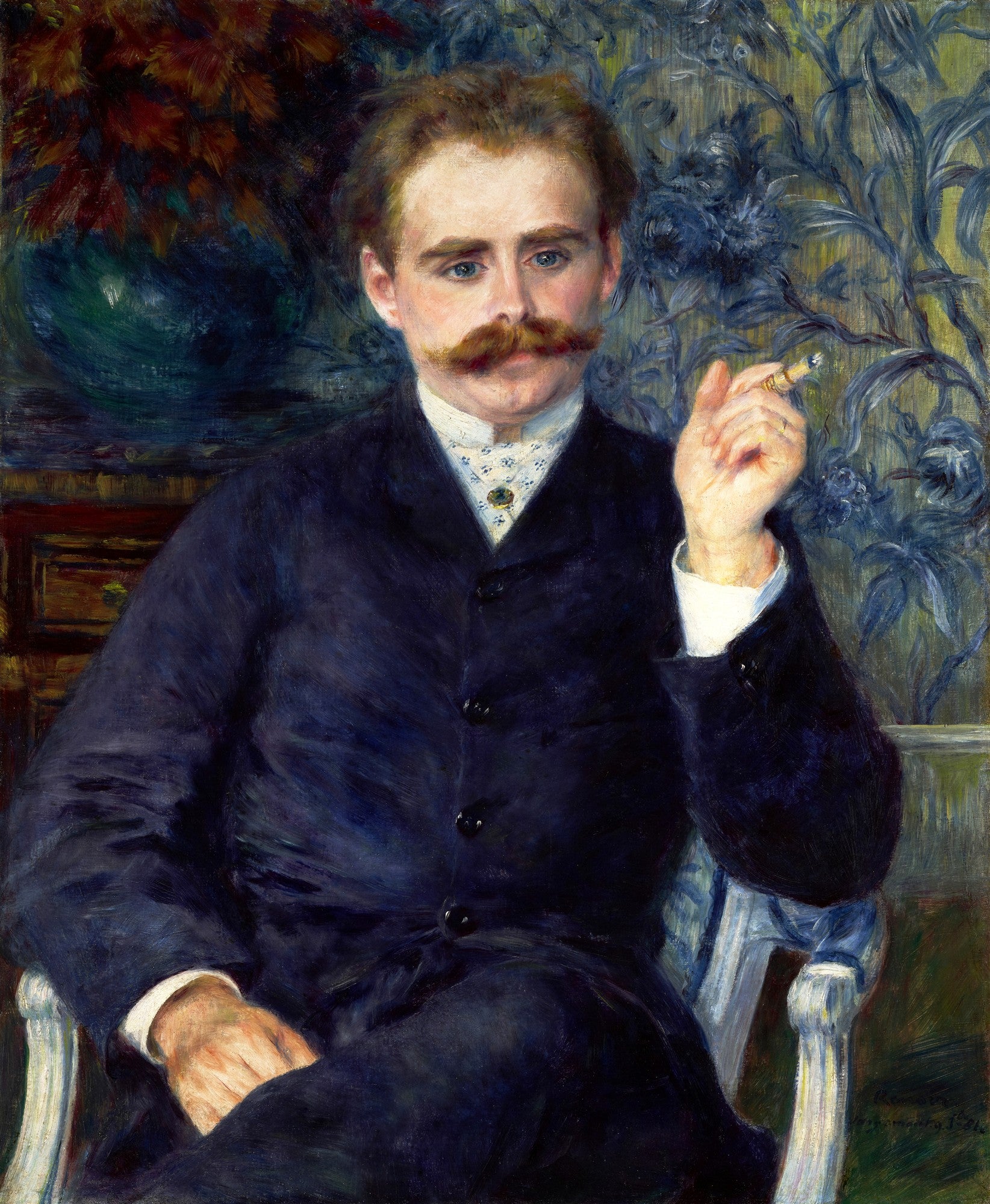 Retrato de um homem com bigode ruivo e terno escuro, segurando um charuto, pintado por Pierre-Auguste Renoir, em estilo impressionista. Fundo com folhagem azul escura e vaso avermelhado.