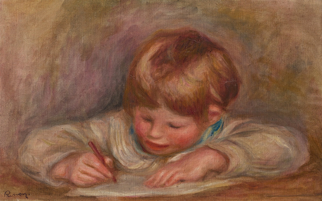 Pintura a óleo de Pierre-Auguste Renoir, retratando uma criança pequena com cabelos ruivos, bochechas rosadas, vestindo uma camisa branca, deitada de bruços e concentrada em escrever ou desenhar com um lápis vermelho em uma folha de papel. O fundo é em tons neutros e suaves de marrom e lilás.