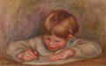 Pintura a óleo de Pierre-Auguste Renoir, retratando uma criança pequena com cabelos ruivos, bochechas rosadas, vestindo uma camisa branca, deitada de bruços e concentrada em escrever ou desenhar com um lápis vermelho em uma folha de papel. O fundo é em tons neutros e suaves de marrom e lilás.