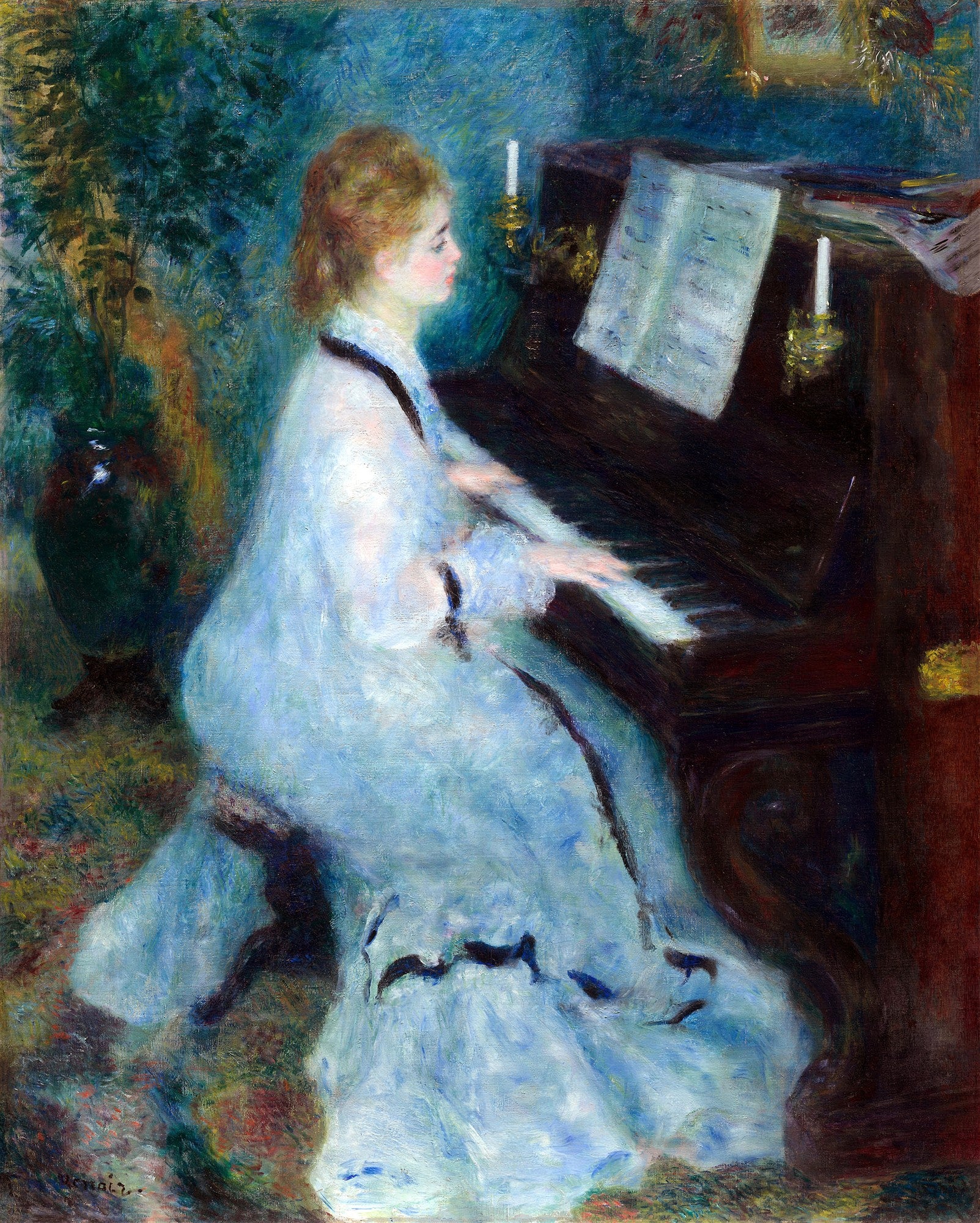 Quadro decorativo mostrando uma mulher jovem de vestido branco sentada ao piano, com partituras abertas e velas acesas. Fundo azul esverdeado com pinceladas soltas, estilo impressionista de Renoir.