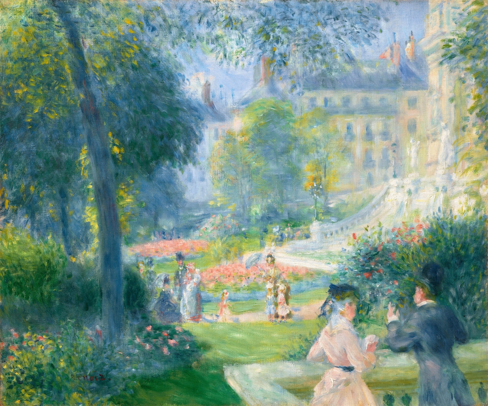 Quadro decorativo mostrando uma cena de jardim impressionista com pessoas em um dia ensolarado. A luz passa por entre as árvores, iluminando um gramado verde com flores rosadas e vermelhas. Ao fundo, um edifício em tons claros com telhados avermelhados. Pessoas vestidas com roupas de época estão caminhando e interagindo no jardim. As pinceladas são soltas e vibrantes, características do estilo de Pierre-Auguste Renoir.
