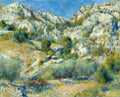 Pintura a óleo de uma paisagem rochosa ensolarada com vegetação verde e arbustos, atribuída a Pierre-Auguste Renoir. Céu azul claro acima das montanhas.