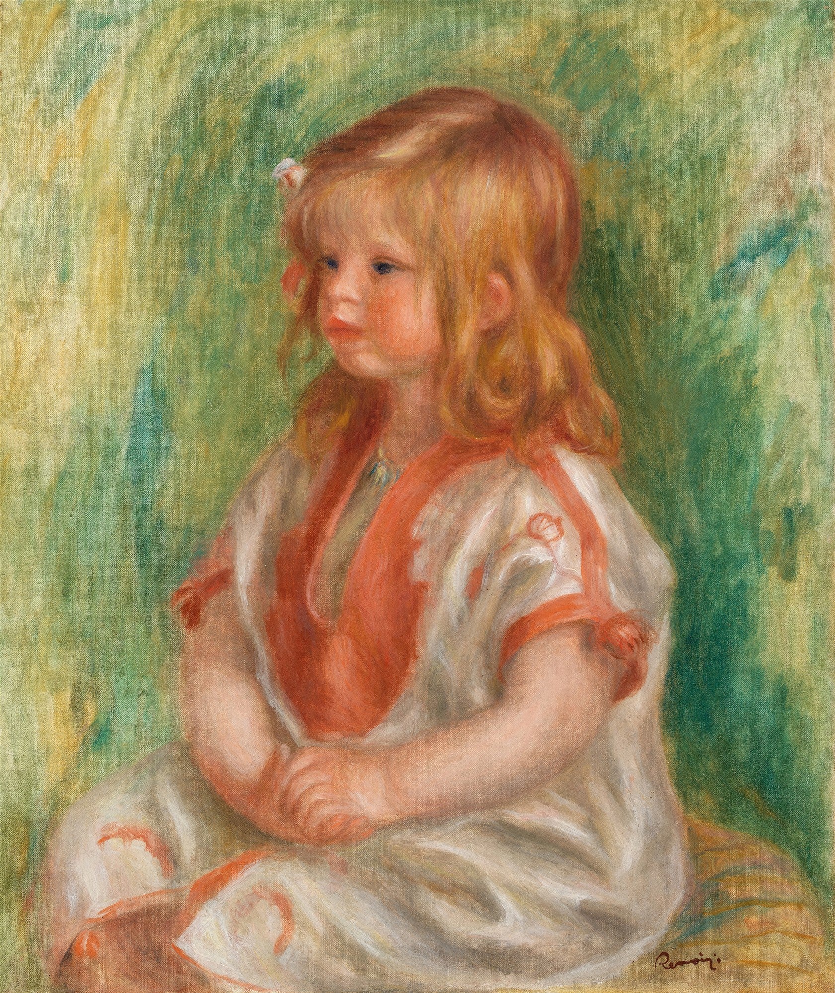 Pintura a óleo de Pierre-Auguste Renoir retratando uma criança ruiva de bochechas rosadas e olhos azuis, vestindo uma túnica clara com detalhes em coral, sentada em um fundo verde-amarelado abstrato. A criança tem uma expressão pensativa e suas mãos estão cruzadas no colo. A luz incide suavemente no rosto e cabelo.