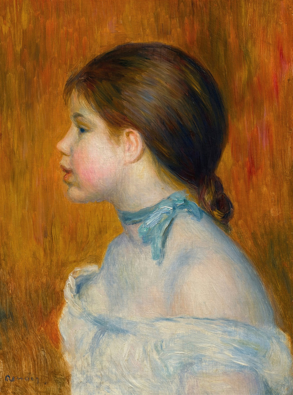 Retrato de uma jovem mulher de perfil com cabelos castanhos presos e um laço azul no pescoço, em tons quentes de laranja e amarelo ao fundo, pintada por Renoir.