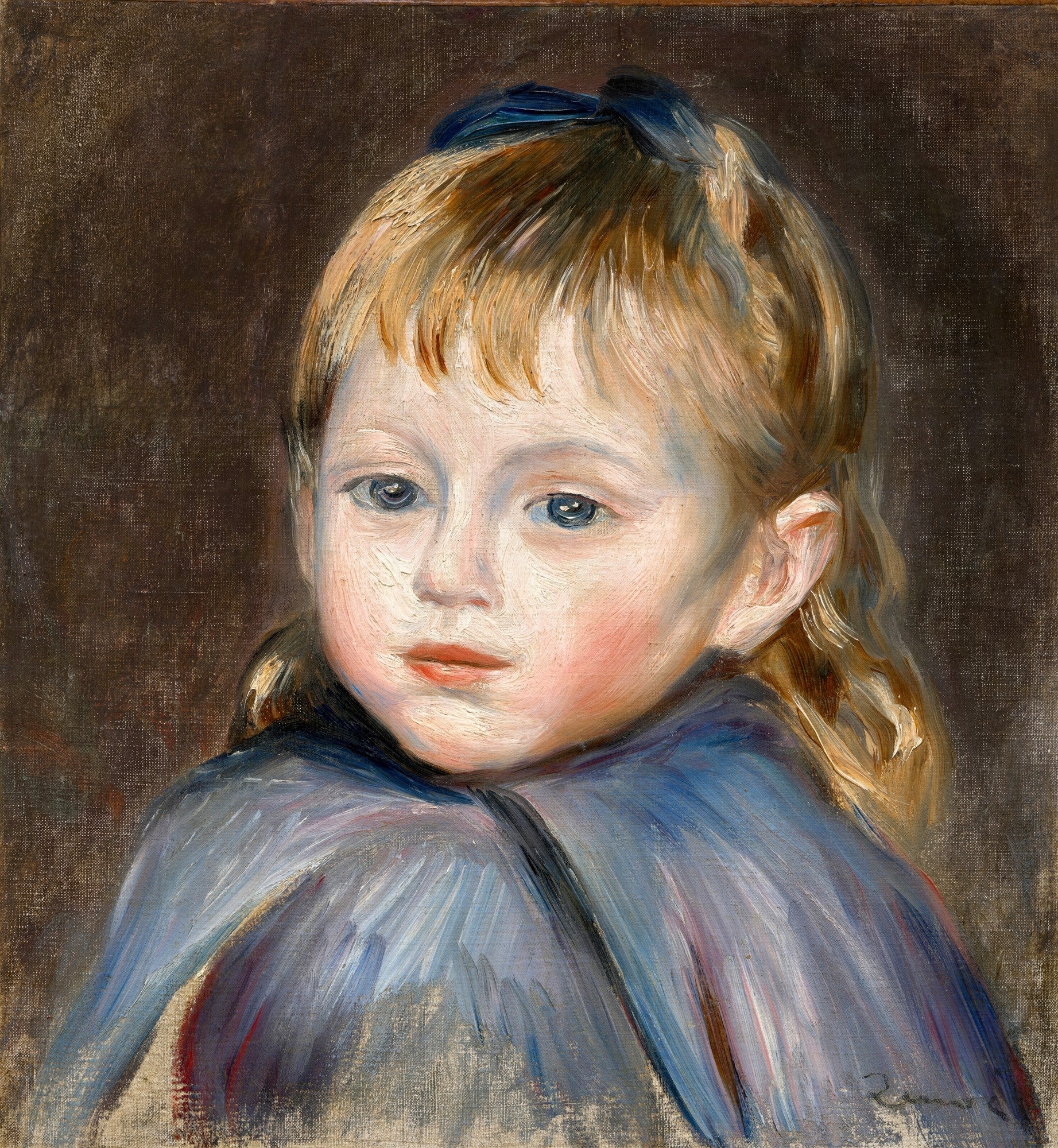 Retrato a óleo de uma menina com cabelos loiros e olhos azuis, vestindo um manto azul, atribuído a Pierre-Auguste Renoir. O fundo é escuro e neutro.