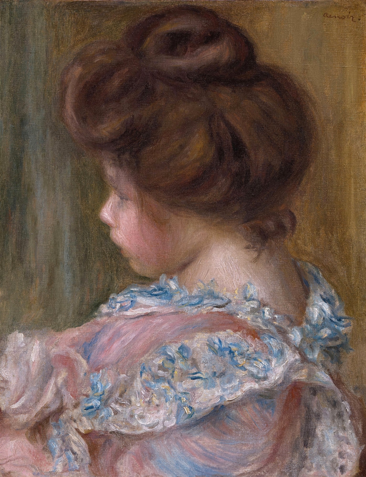 Retrato de uma jovem mulher de perfil com cabelos castanhos presos e um vestido rosa e azul, em estilo impressionista de Renoir.