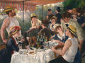 Quadro "O Almoço dos Barqueiros" de Pierre-Auguste Renoir, retratando um grupo de amigos almoçando e conversando em uma varanda à beira de um rio, com chapéus de palha e garrafas de vinho sobre a mesa.
