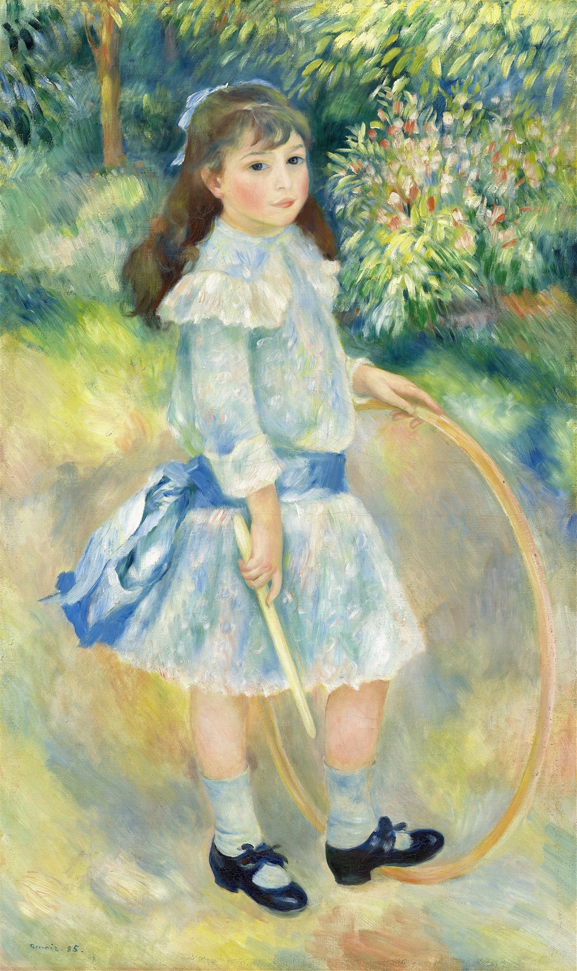 Quadro decorativo com pintura de Pierre-Auguste Renoir, 'A Menina com o Aro', representando uma jovem de vestido azul e branco segurando um aro, em um jardim verde e ensolarado.