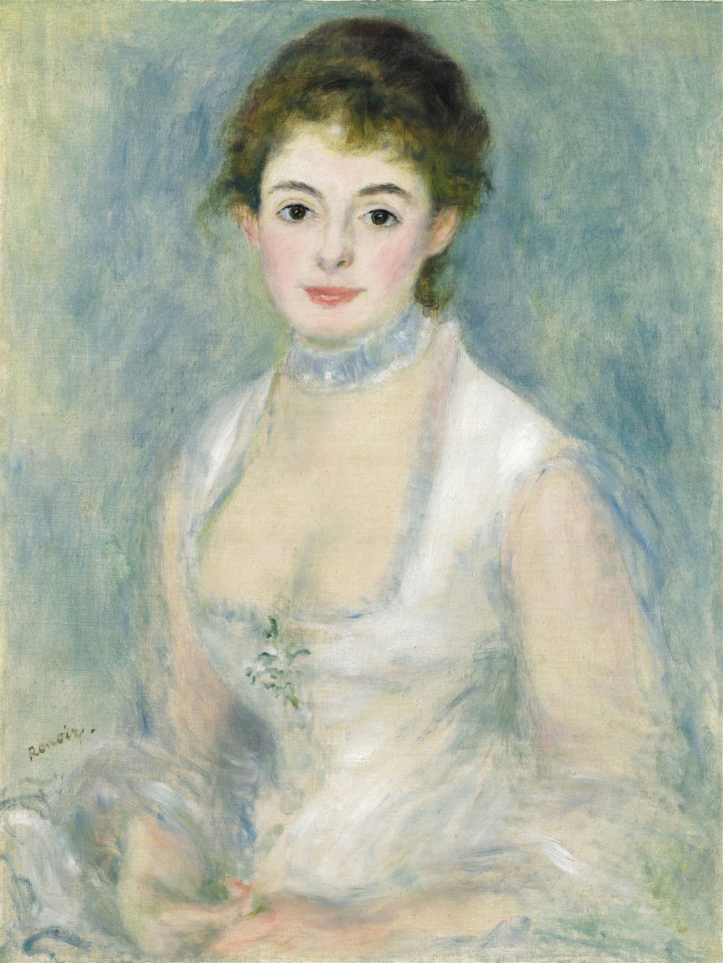 Retrato de uma mulher jovem com cabelo escuro, vestindo um vestido branco com um colar de renda azul claro, fundo em tons de azul e verde. A mulher tem uma expressão serena e olhos castanhos. Obra de Pierre-Auguste Renoir.