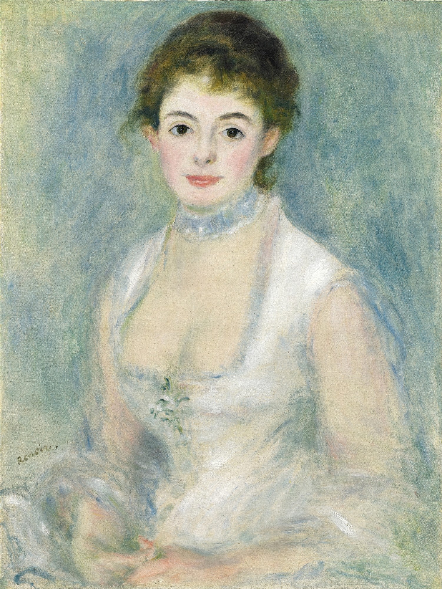 Retrato de uma mulher jovem com cabelo escuro, vestindo um vestido branco com um colar de renda azul claro, fundo em tons de azul e verde. A mulher tem uma expressão serena e olhos castanhos. Obra de Pierre-Auguste Renoir.