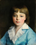 Retrato de um menino jovem com cabelos castanhos curtos e olhos azuis, vestindo uma camisa azul com gola branca franzida, sobre um fundo escuro. A luz ilumina suavemente o rosto e a parte superior do corpo do menino.