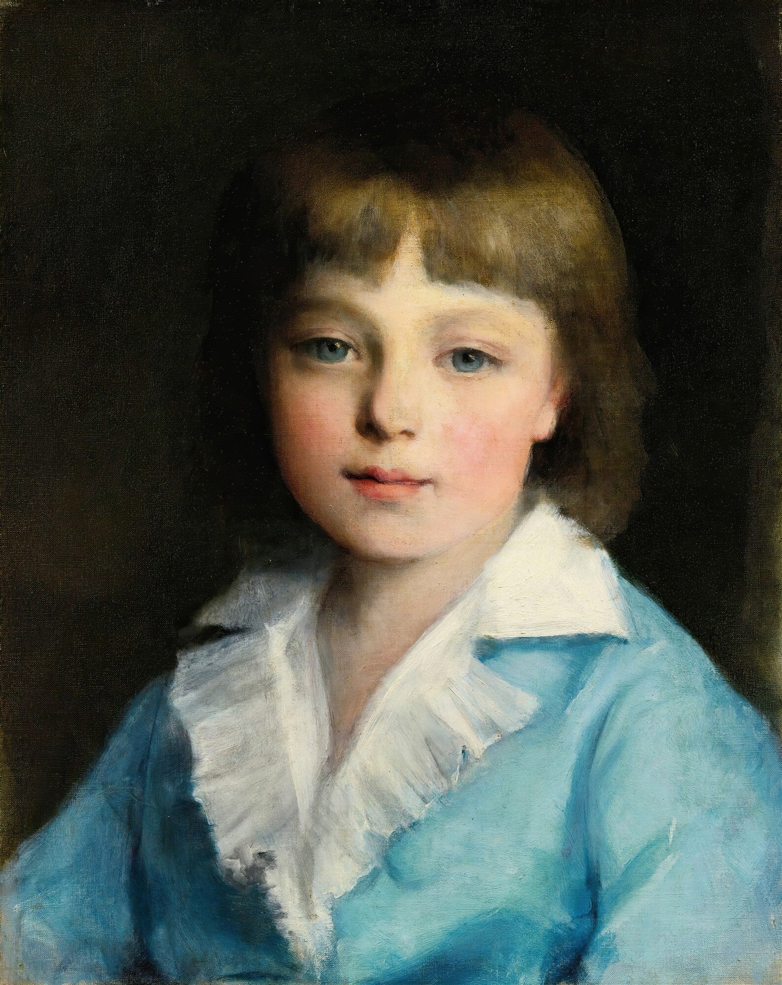 Retrato de um menino jovem com cabelos castanhos curtos e olhos azuis, vestindo uma camisa azul com gola branca franzida, sobre um fundo escuro. A luz ilumina suavemente o rosto e a parte superior do corpo do menino.