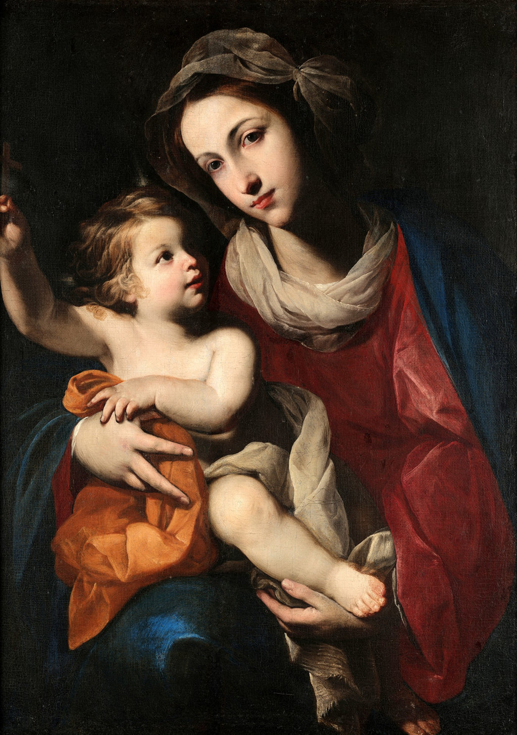 Pintura a óleo "Madonna col Bambino" de Massimo Stanzione, retratando a Virgem Maria com o Menino Jesus em seus braços, ambos olhando para o observador com expressões serenas. Maria veste um manto vermelho e azul com um véu, e o Menino Jesus está envolto em um tecido laranja. O fundo é escuro.