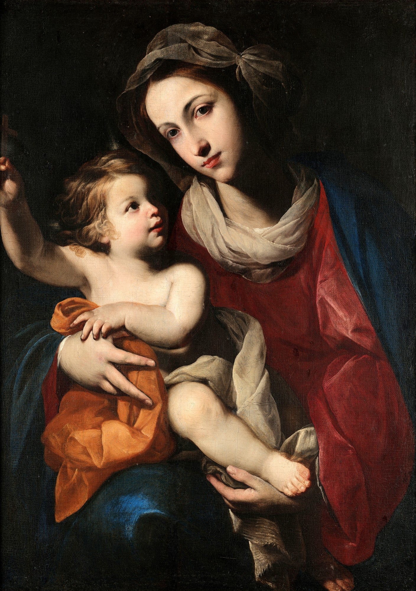 Pintura a óleo "Madonna col Bambino" de Massimo Stanzione, retratando a Virgem Maria com o Menino Jesus em seus braços, ambos olhando para o observador com expressões serenas. Maria veste um manto vermelho e azul com um véu, e o Menino Jesus está envolto em um tecido laranja. O fundo é escuro.