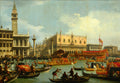 Pintura de Canaletto, 'A Chegada do Embaixador Francês em Veneza', mostrando o Grande Canal com o Palácio Ducal, a Campanile, e diversas gôndolas e barcos em uma celebração festiva com muitas pessoas.