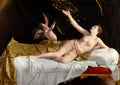 Quadro decorativo mostrando a figura mitológica Dânae, deitada em um leito luxuoso, enquanto moedas de ouro caem sobre ela, com um cupido ao fundo. A pintura é um exemplo da técnica barroca de Rembrandt.