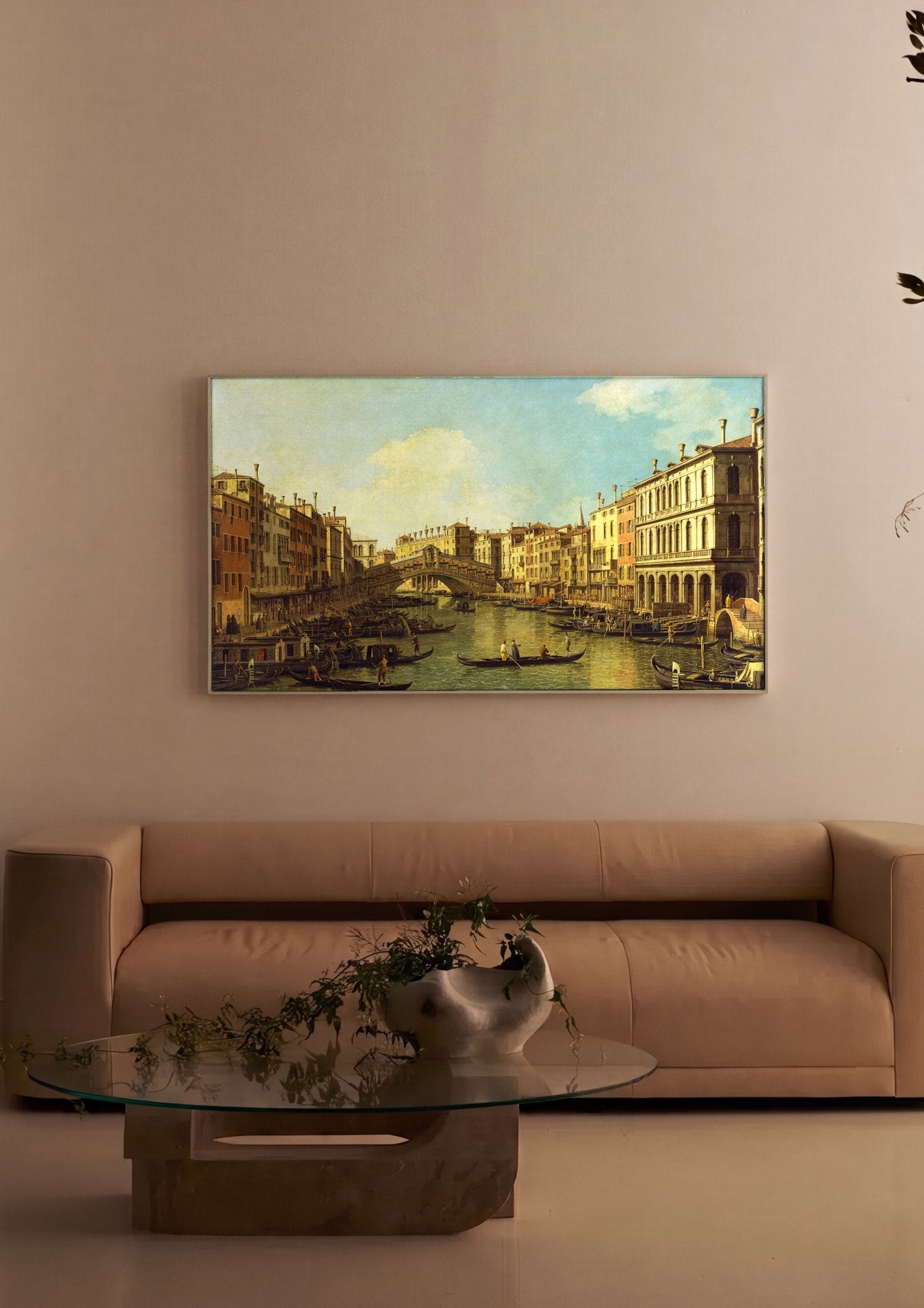 Quadro Decorativo O Grande Canal com Ponte Rialto - Canaletto em ambiente decorado
