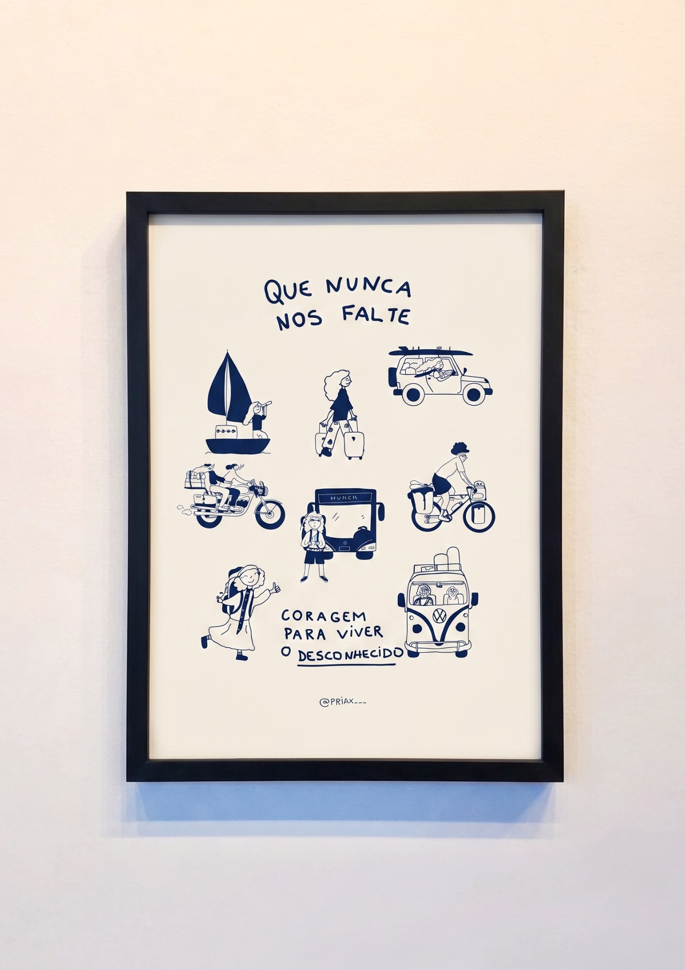 Quadro decorativo com diversas ilustrações de pessoas viajando em diferentes meios de transporte como veleiro, moto, jipe, ônibus, bicicleta e kombi, todas em estilo de desenho simples na cor azul escuro sobre fundo branco. No topo, a frase 'QUE NUNCA NOS FALTE' e abaixo 'CORAGEM PARA VIVER O DESCONHECIDO'.