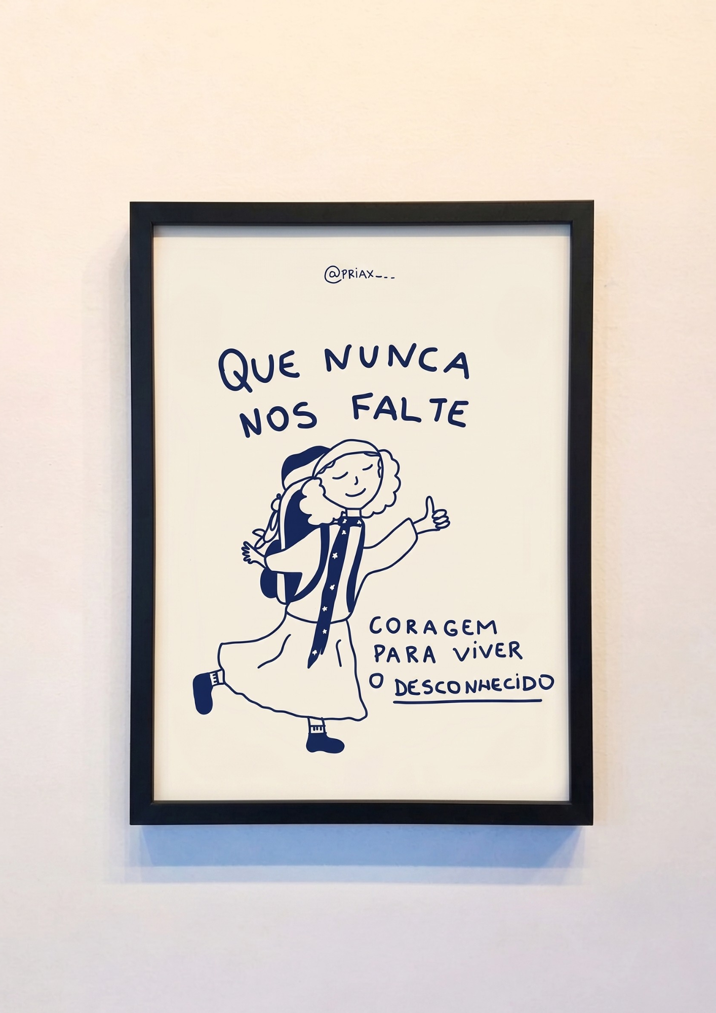 Ilustração minimalista de uma jovem peregrina sorridente, de mochila e polegar para cima, com a frase "Que Nunca Nos Falte Coragem para viver o desconhecido".