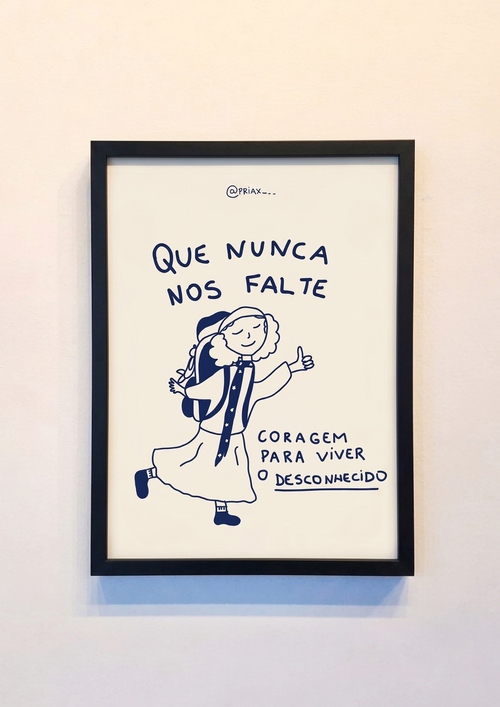 Ilustração minimalista de uma jovem peregrina sorridente, de mochila e polegar para cima, com a frase "Que Nunca Nos Falte Coragem para viver o desconhecido".