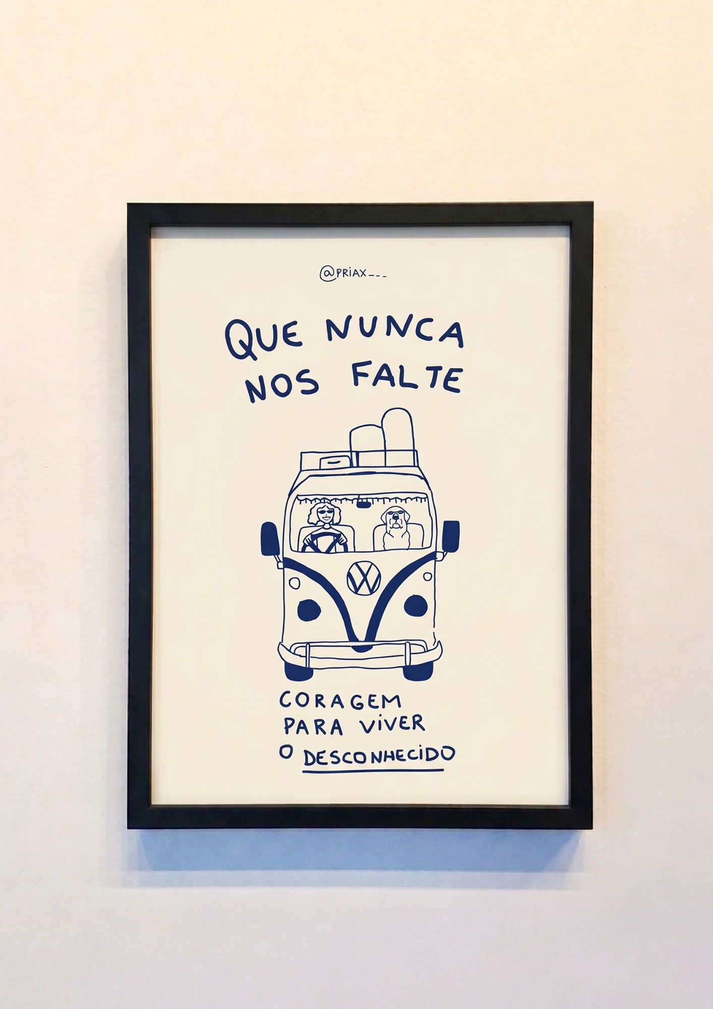 Ilustração minimalista em azul e branco de uma Kombi vista de frente, com uma mulher sorridente dirigindo e um cachorro ao seu lado. Acima, a frase 'QUE NUNCA NOS FALTE' e abaixo 'CORAGEM PARA VIVER O DESCONHECIDO'.