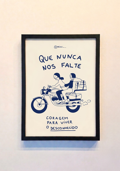 Ilustração minimalista em azul marinho sobre fundo claro, mostrando um casal em uma motocicleta com bagagem. Acima, o texto 'QUE NUNCA NOS FALTE'. Abaixo, 'CORAGEM PARA VIVER O DESCONHECIDO'.